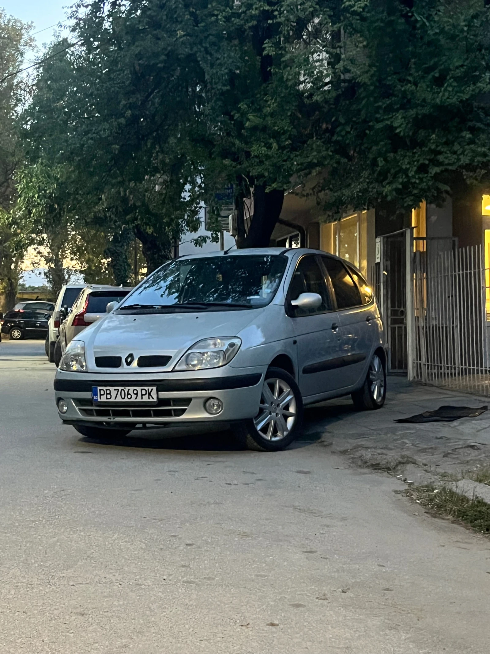 Renault Scenic, снимка 2 - Автомобили и джипове - 54392609