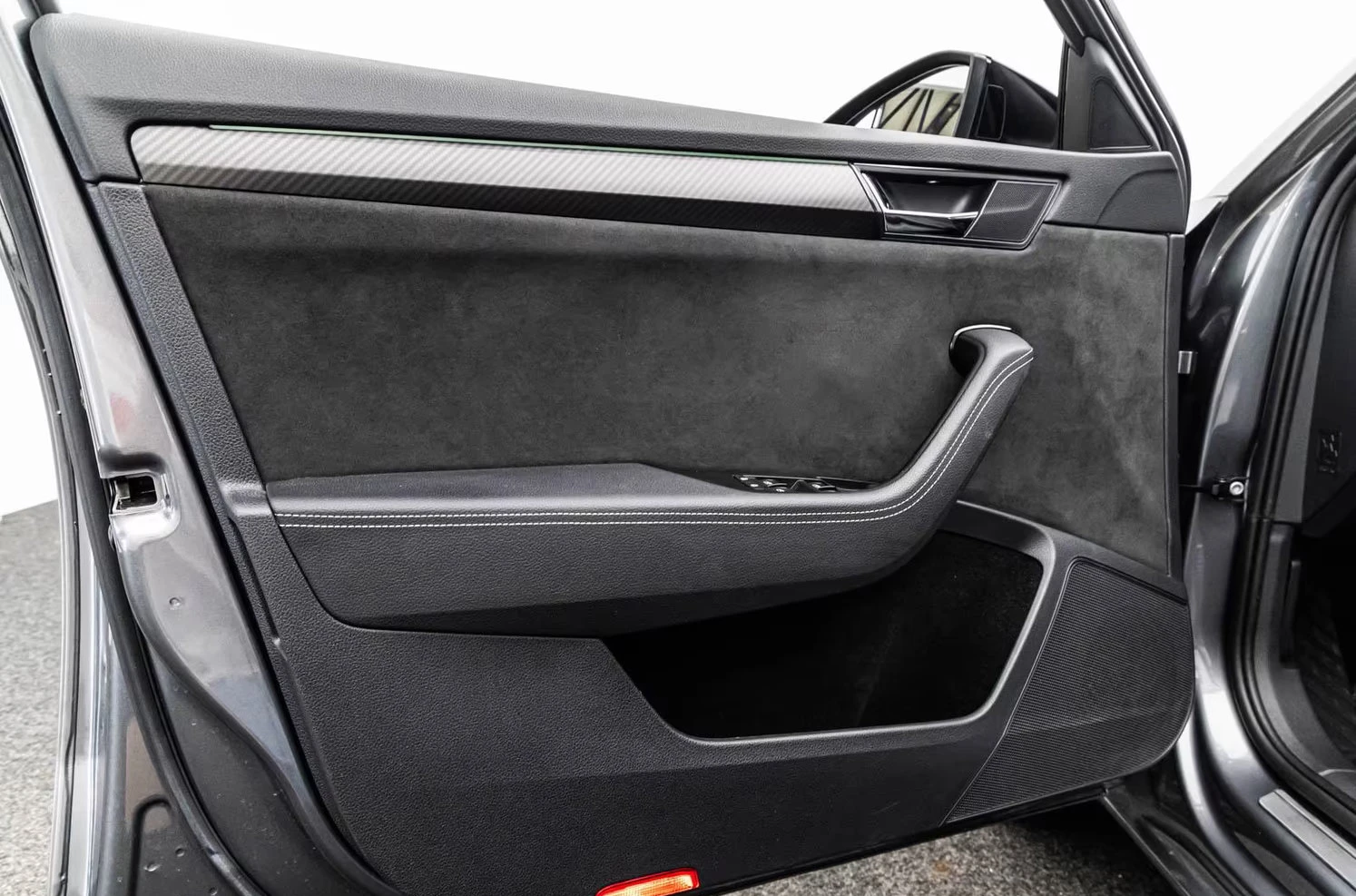 Skoda Superb 2.0/200HP/SPORTLINE/4X4/PANO/ACC/KLESS/360/576z, снимка 15 - Автомобили и джипове - 55223185