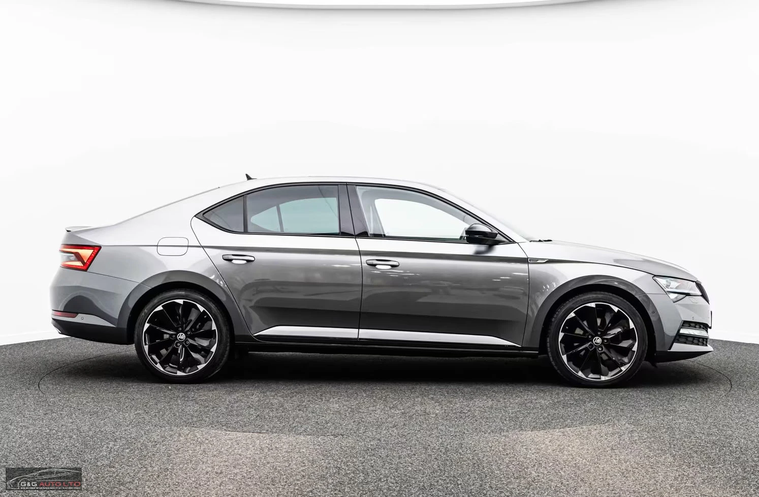 Skoda Superb 2.0/200HP/SPORTLINE/4X4/PANO/ACC/KLESS/360/576z, снимка 7 - Автомобили и джипове - 55223185