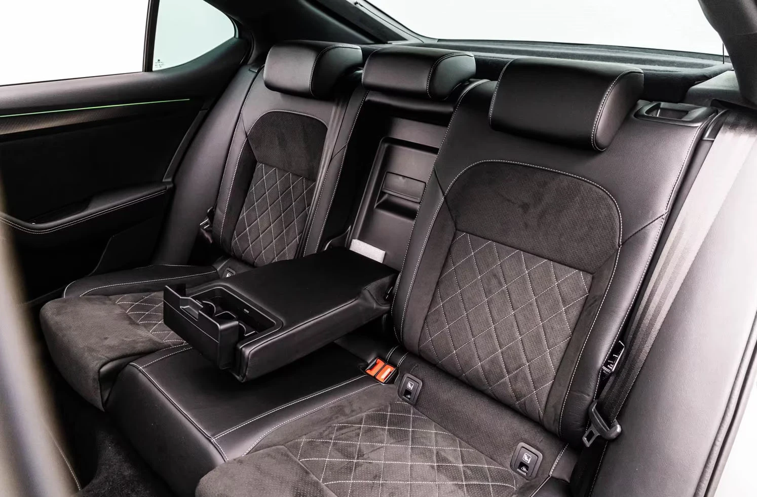 Skoda Superb 2.0/200HP/SPORTLINE/4X4/PANO/ACC/KLESS/360/576z, снимка 14 - Автомобили и джипове - 55223185