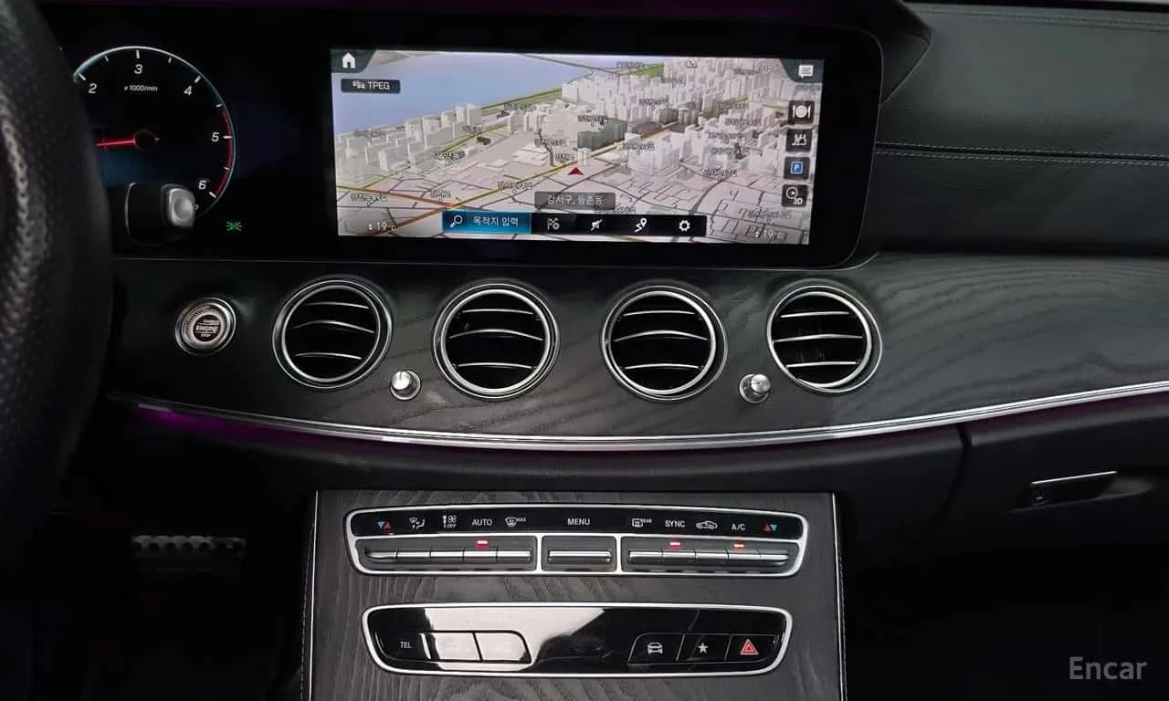 Mercedes-Benz E 220 * E220d 4MATIC AMG Line * 360 * HUD * ШИБИДАХ * , снимка 9 - Автомобили и джипове - 56317815