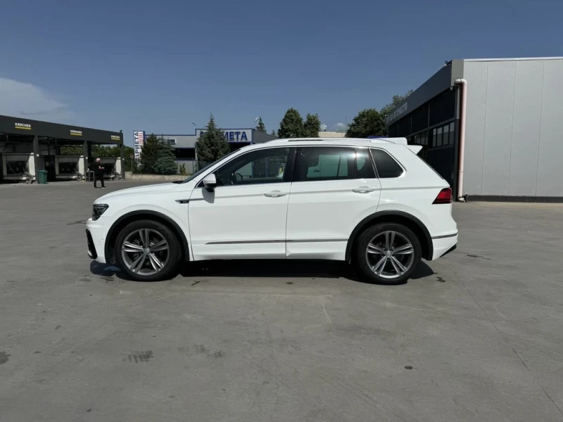 VW Tiguan 2.0 TDi R-Line 4x4 Панорама 360 Камера KeyLess, снимка 2 - Автомобили и джипове - 48348874