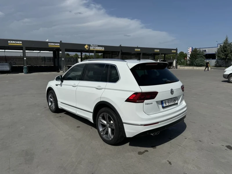 VW Tiguan 2.0 TDi R-Line 4x4 Панорама 360 Камера KeyLess, снимка 3 - Автомобили и джипове - 48348874