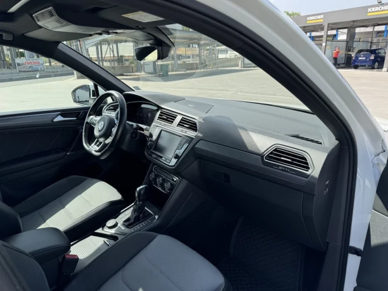 VW Tiguan 2.0 TDi R-Line 4x4 Панорама 360 Камера KeyLess, снимка 8 - Автомобили и джипове - 48348874