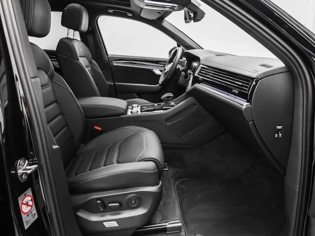 VW Touareg 3.0TDI* 4MOTION* R-LINE* MATRIX* ПАНО* HUD* ГАРАНЦ, снимка 10 - Автомобили и джипове - 53473940