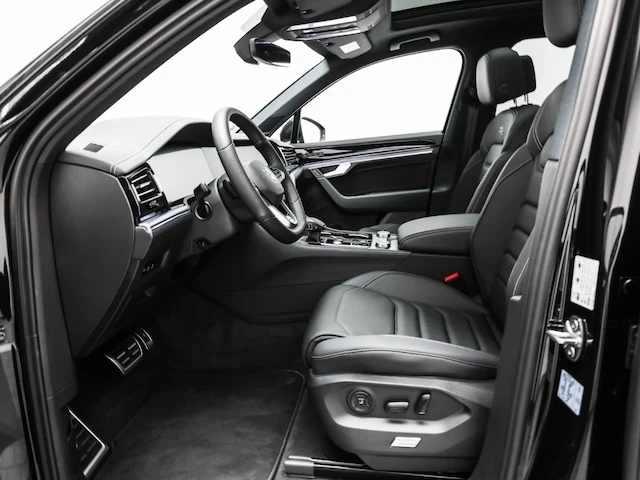 VW Touareg 3.0TDI* 4MOTION* R-LINE* MATRIX* ПАНО* HUD* ГАРАНЦ, снимка 6 - Автомобили и джипове - 53473940