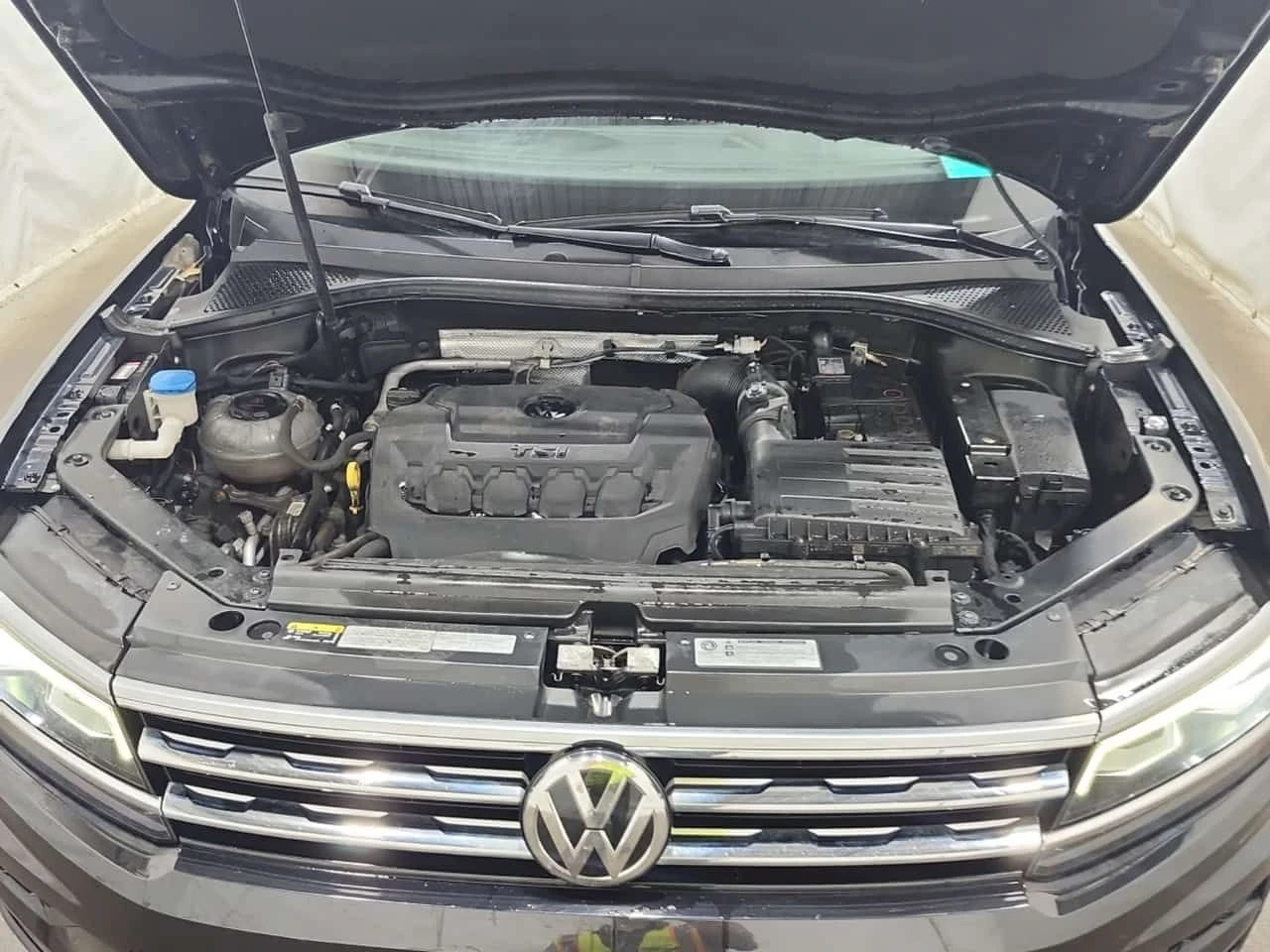 VW Tiguan HIGHLINE/CARFAX/ПАНОРАМА/ПОДГРЕ/ПАМЕТ/ДИГ.КМ., снимка 16 - Автомобили и джипове - 55543300