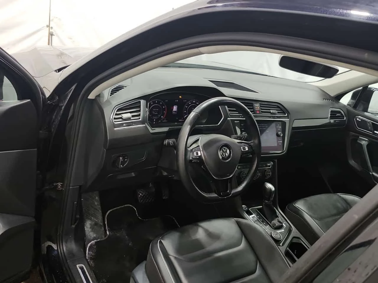 VW Tiguan HIGHLINE/CARFAX/ПАНОРАМА/ПОДГРЕ/ПАМЕТ/ДИГ.КМ., снимка 10 - Автомобили и джипове - 55543300