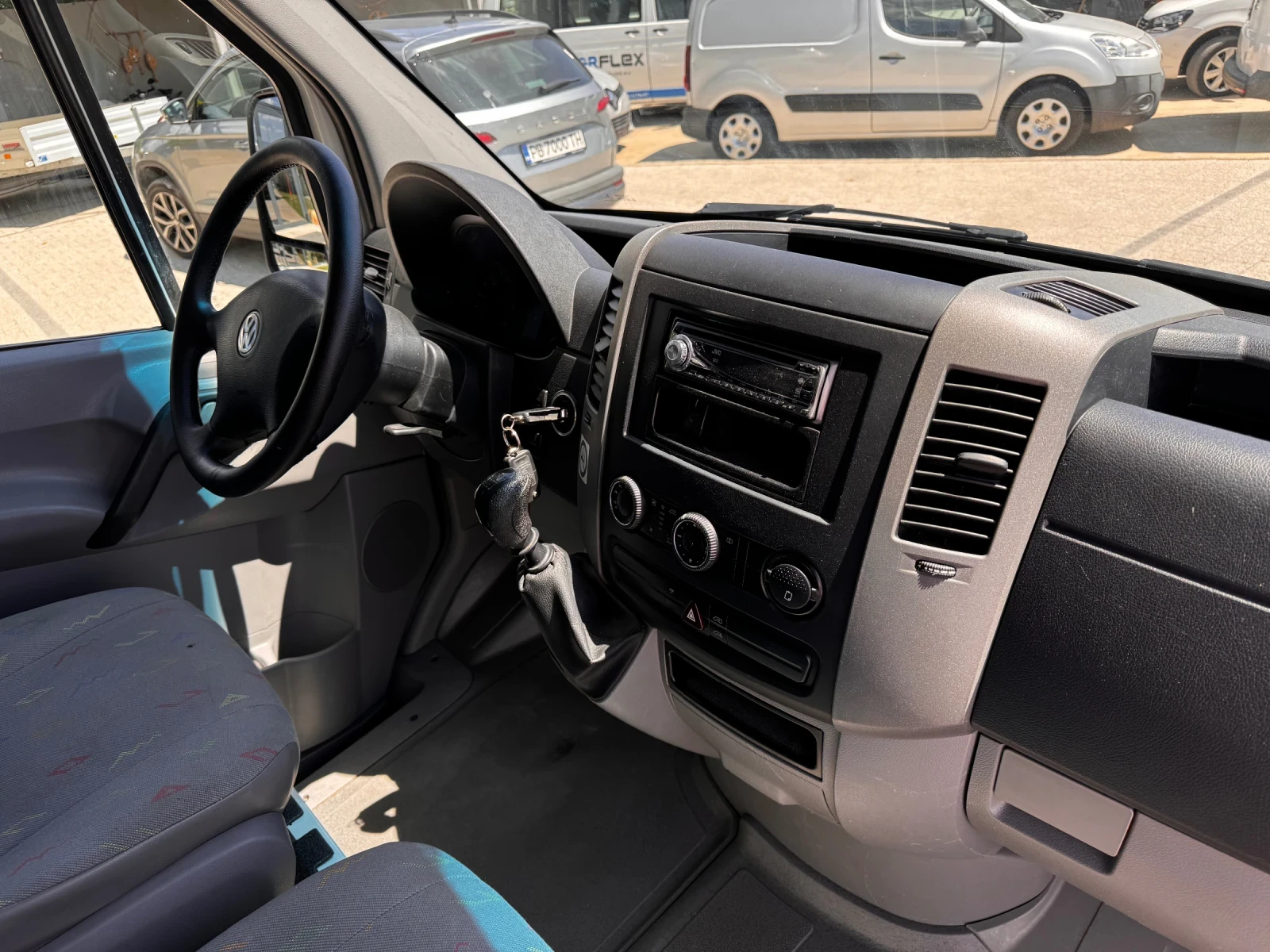 VW Crafter 2.5TDI Клима L2H2  - изображение 7