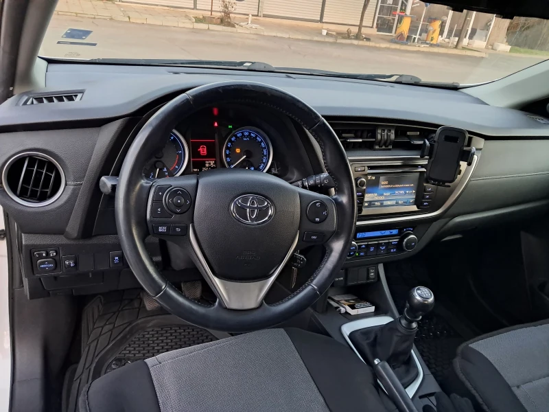 Toyota Auris 1.4 D4D, снимка 7 - Автомобили и джипове - 53153717