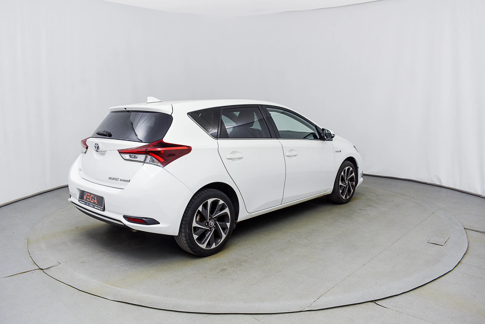 Toyota Auris 1.8i Hybrid 48000Km. - изображение 5