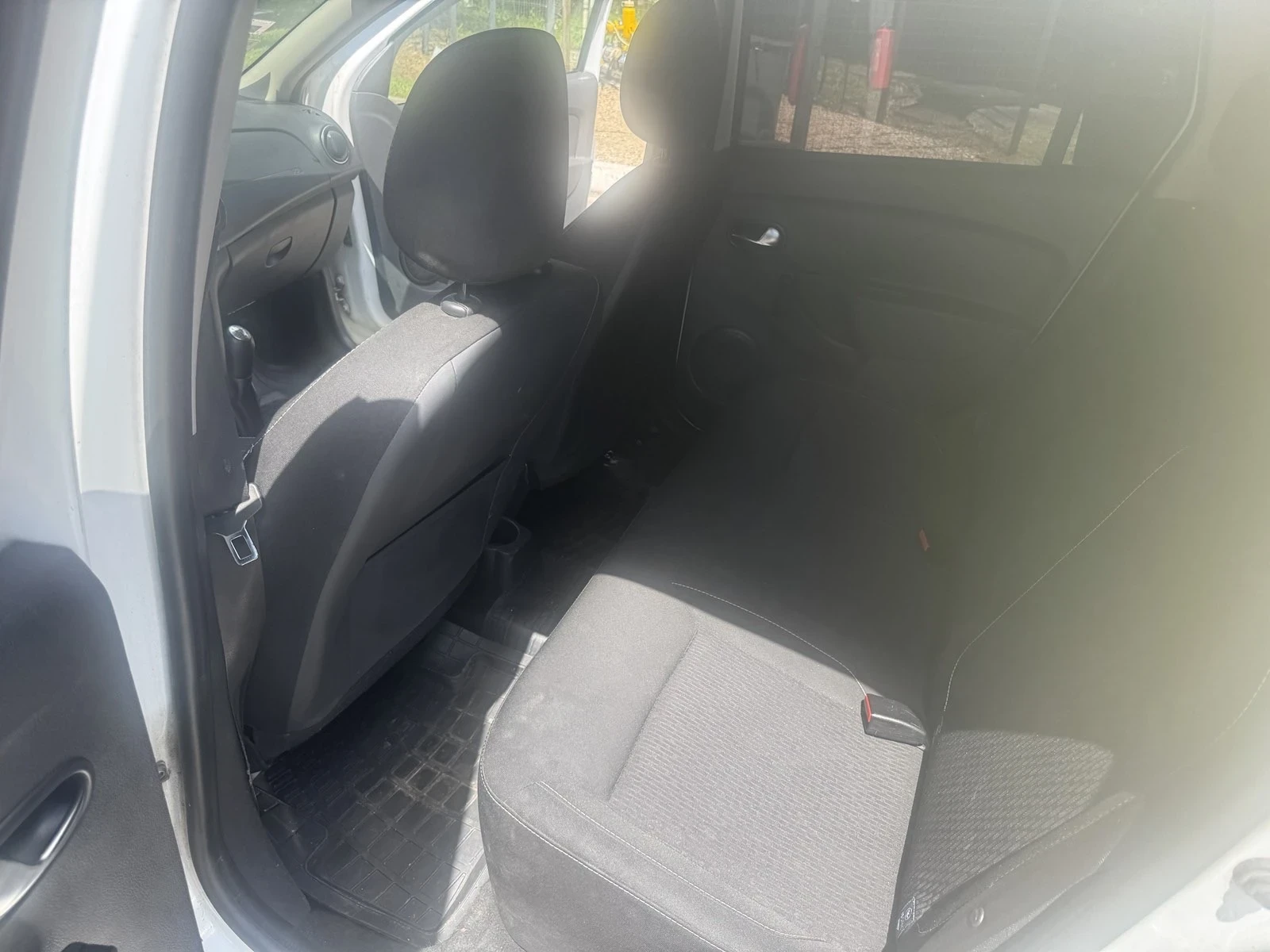 Dacia Logan 1000, снимка 13 - Автомобили и джипове - 54598901