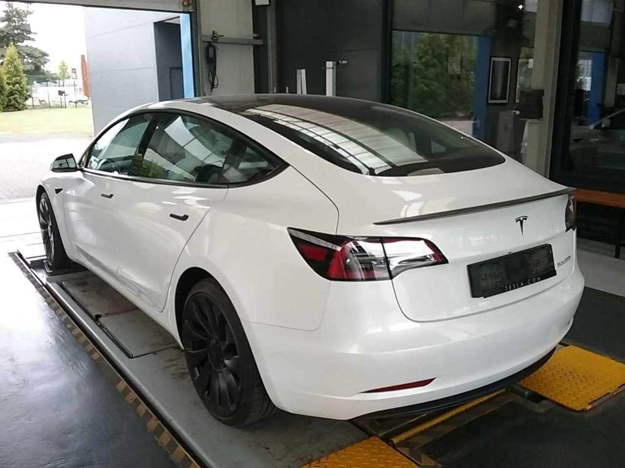 Tesla Model 3 Long Range Performance Dual Motor Leather Navi LED, снимка 4 - Автомобили и джипове - 56219309