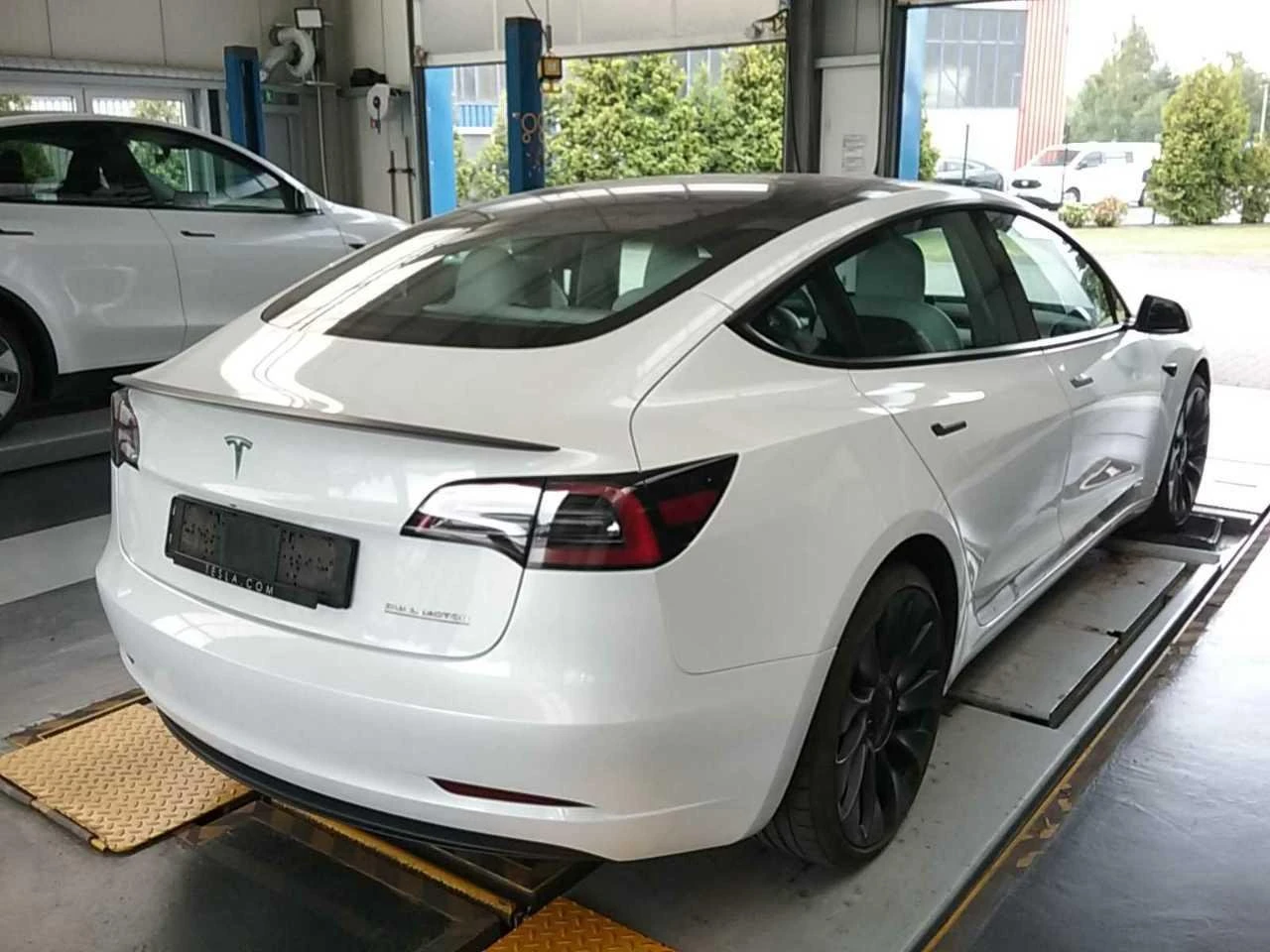 Tesla Model 3 Long Range Performance Dual Motor Leather Navi LED, снимка 3 - Автомобили и джипове - 56219309