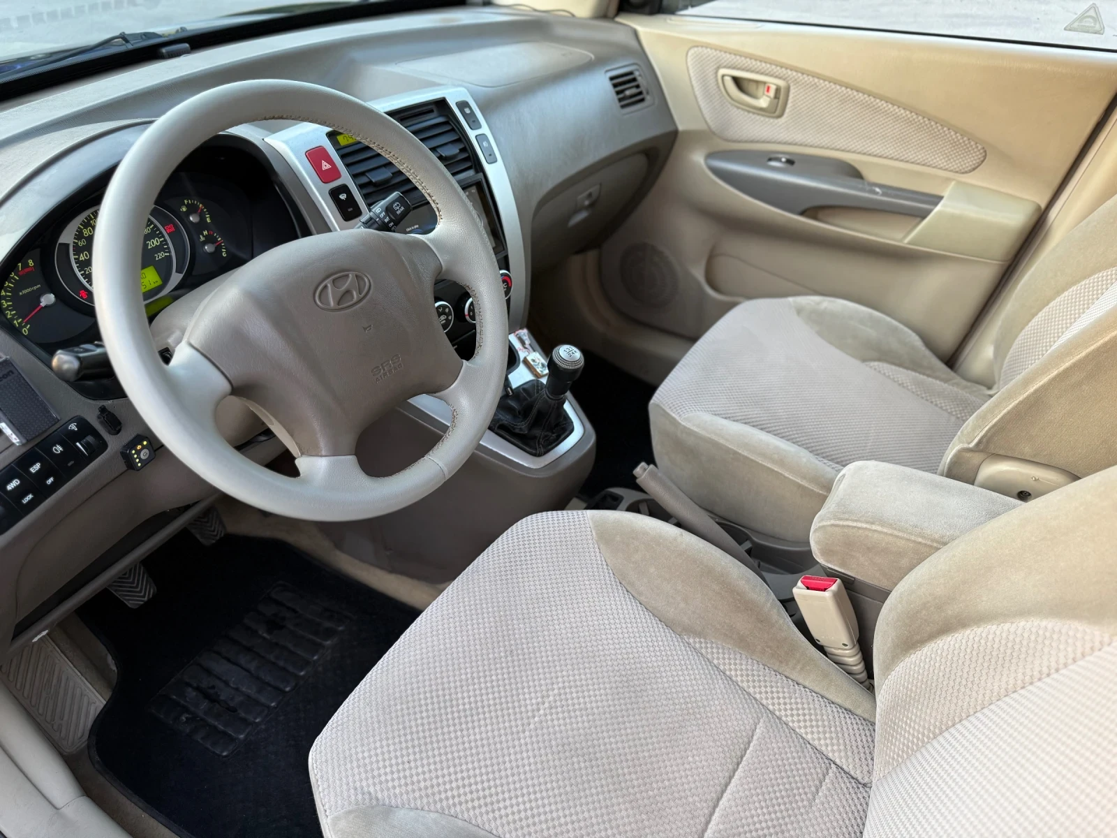 Hyundai Tucson 2.0i Газ* Навигация* Климатик* 4х4 - изображение 10