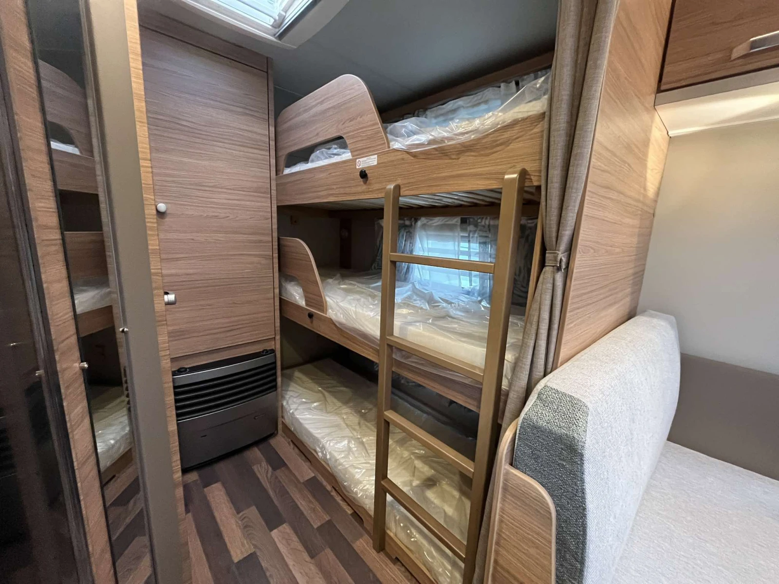 Каравана Weinsberg CaraOne 550QDK 7места* ВИСОКО ОБОРУДВАНЕ - изображение 3