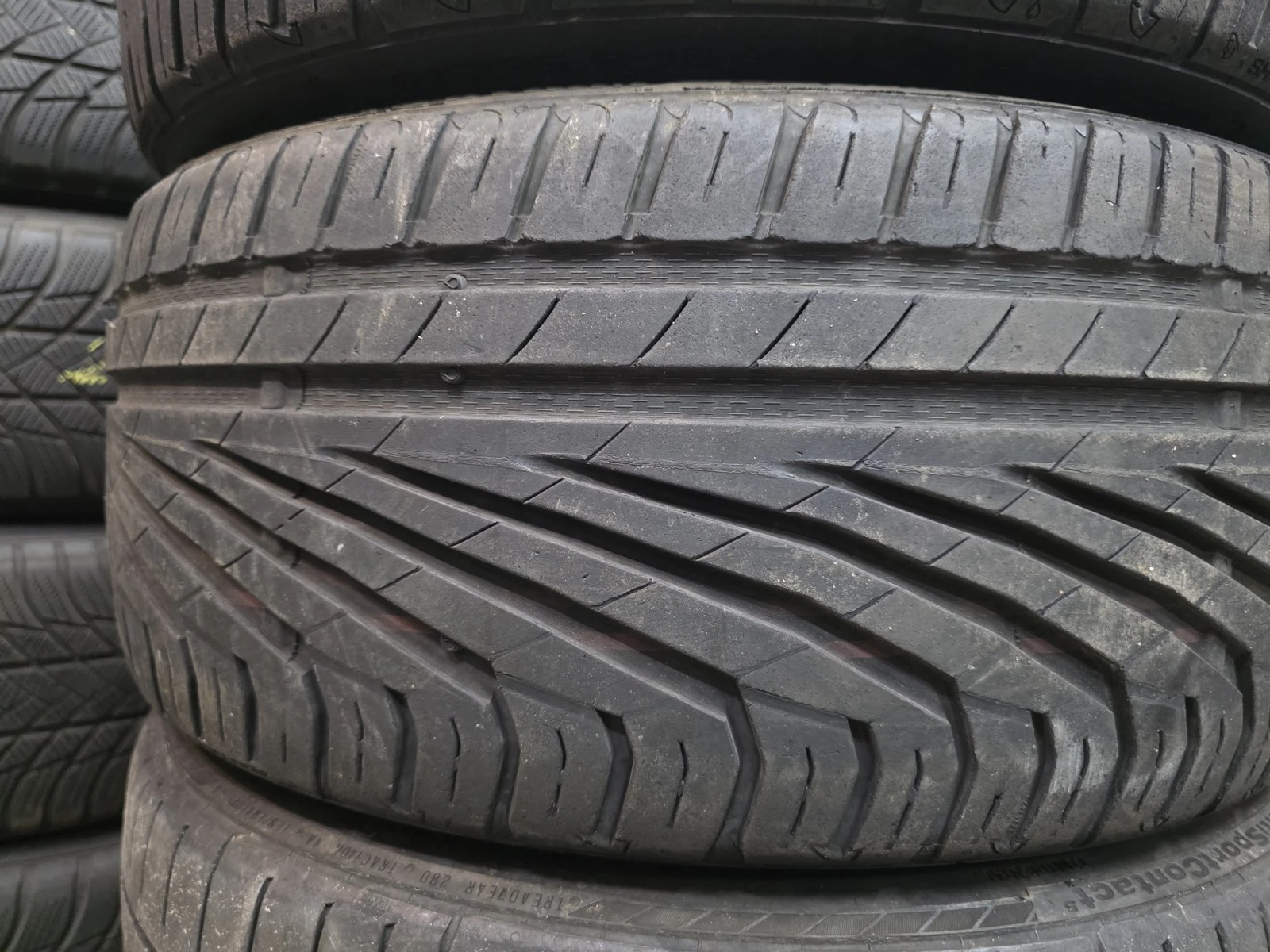 Гуми Летни 215/35R18, снимка 2 - Гуми и джанти - 56687769
