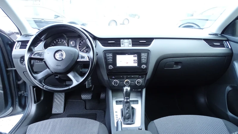 Skoda Octavia 1.6 TDI* NAVI* TOP* DSG, снимка 15 - Автомобили и джипове - 48369645