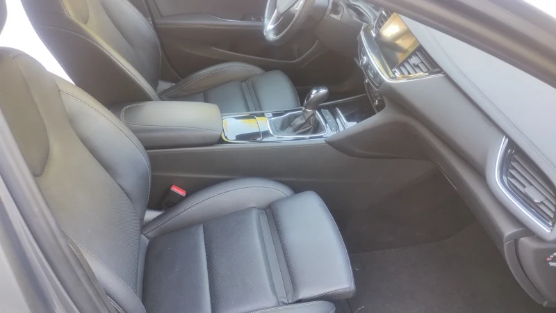 Opel Insignia Sports Tourer 1, 6 , снимка 6 - Автомобили и джипове - 53472922