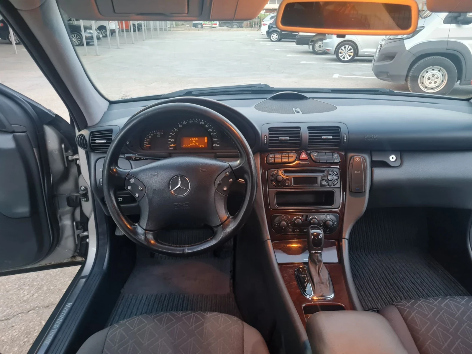 Mercedes-Benz C 180, снимка 9 - Автомобили и джипове - 55930917