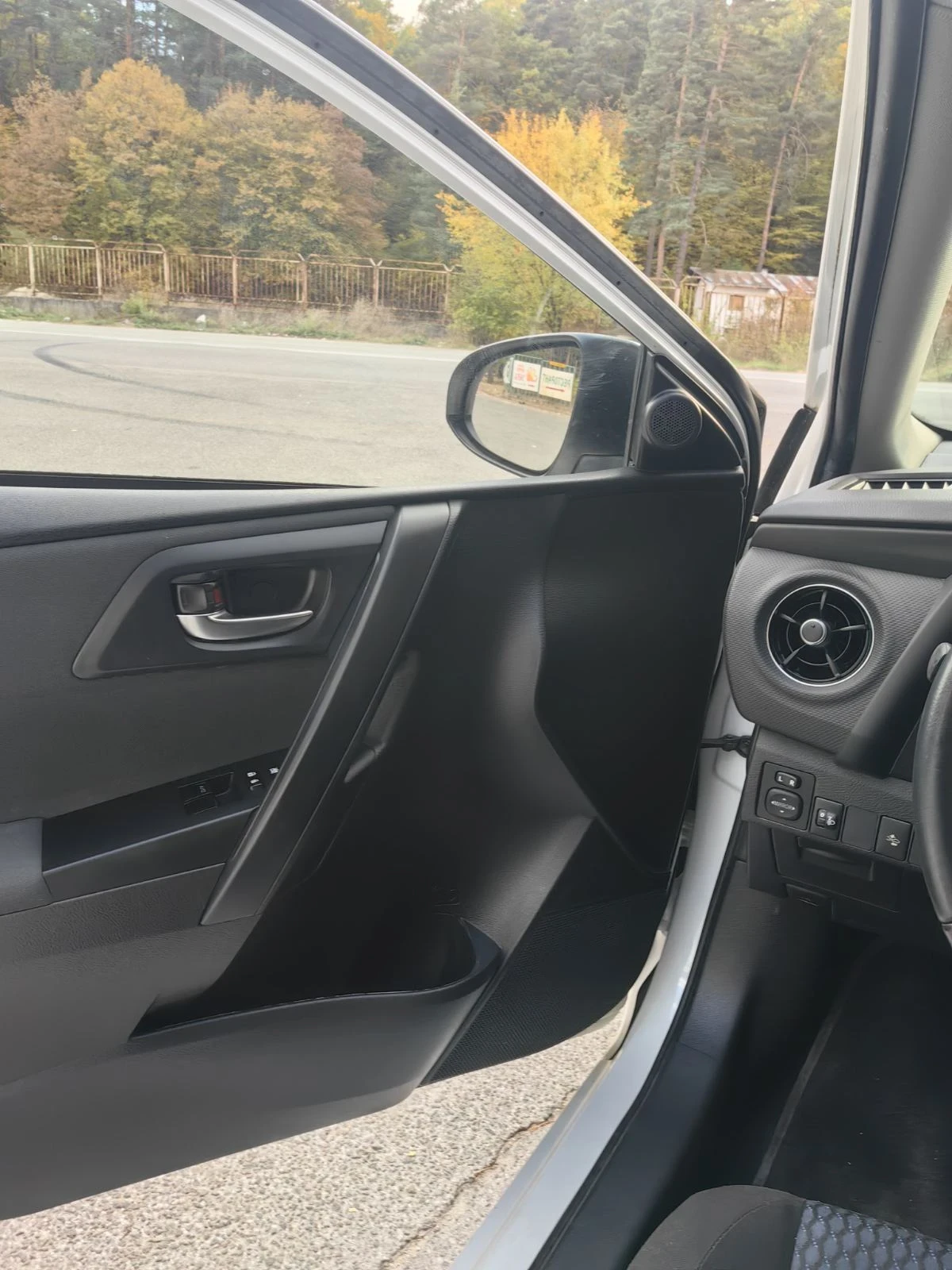 Toyota Auris, снимка 8 - Автомобили и джипове - 56443418