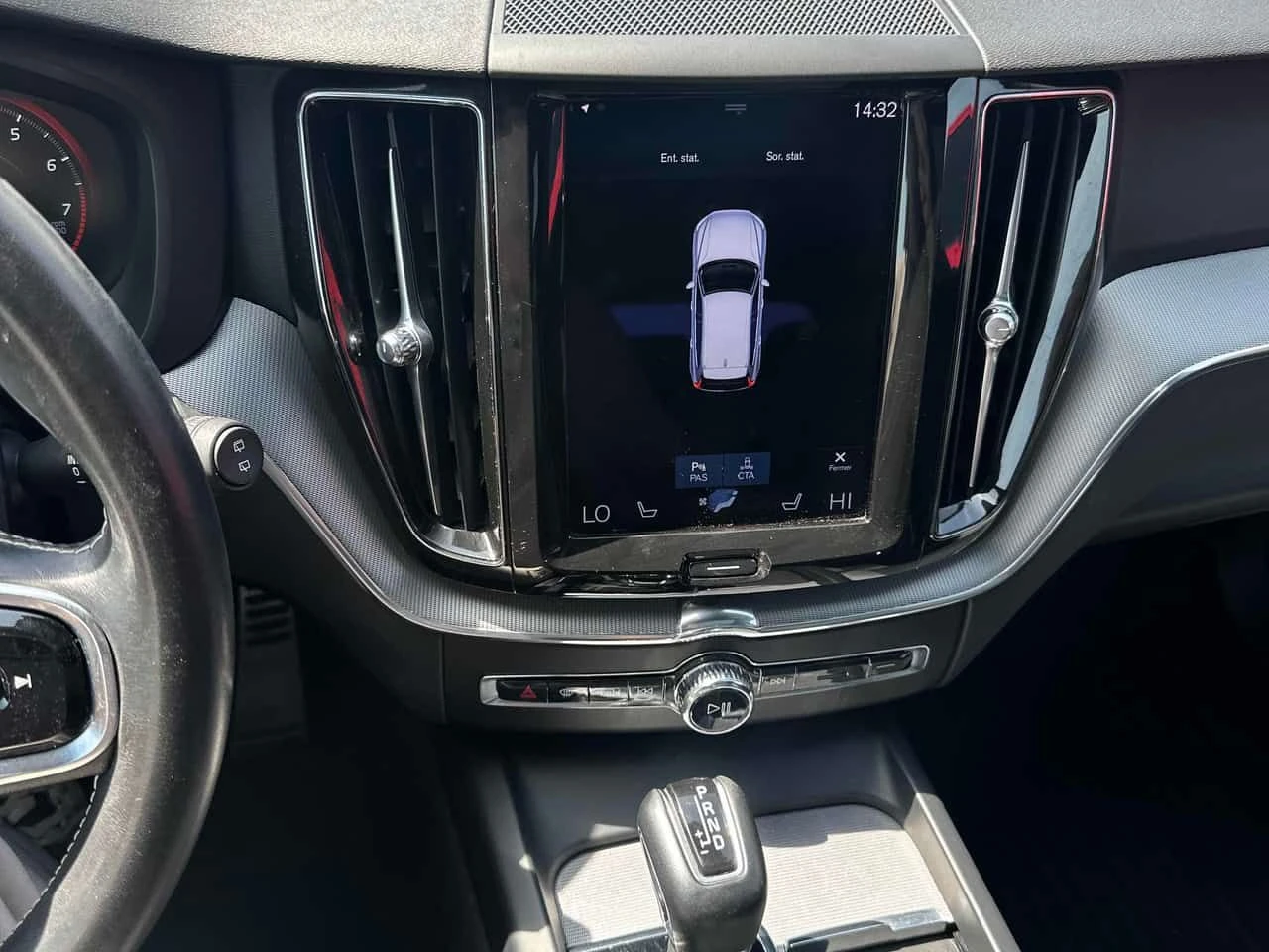 Volvo XC60  R Design /360/HUD/Harman Kardon/АВТОКРЕДИТ , снимка 9 - Автомобили и джипове - 54775947