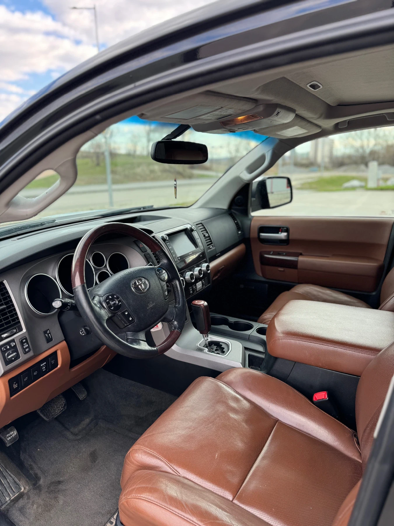 Toyota Sequoia 5.7 iForce, снимка 9 - Автомобили и джипове - 55008930