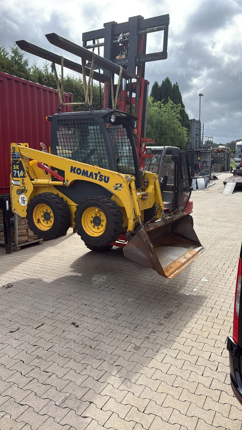 Мини челни товарачи Komatsu Sk714