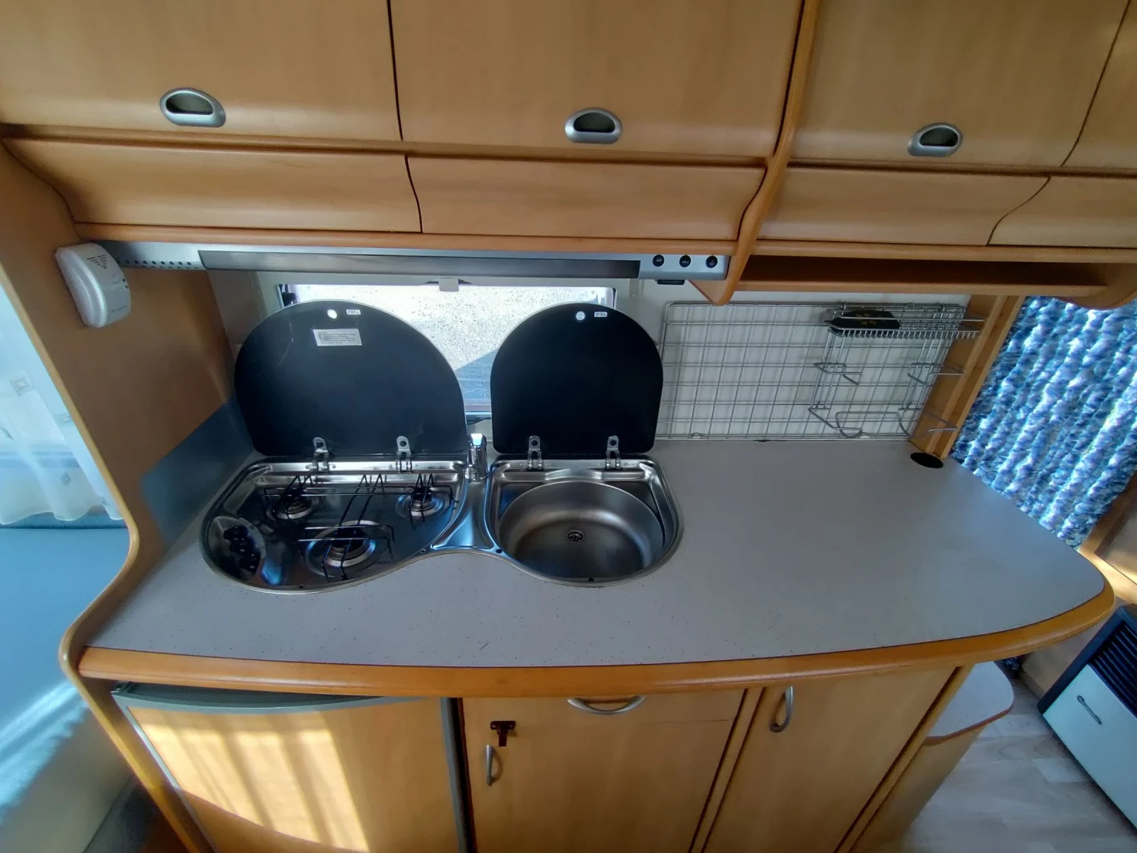 Каравана Hobby De Luxe Easy 450 Солар Бойлер Климатик Мувър - изображение 10