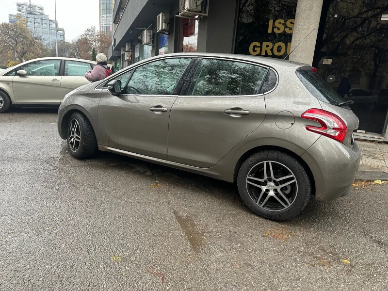 Peugeot 208, снимка 5 - Автомобили и джипове - 47961346