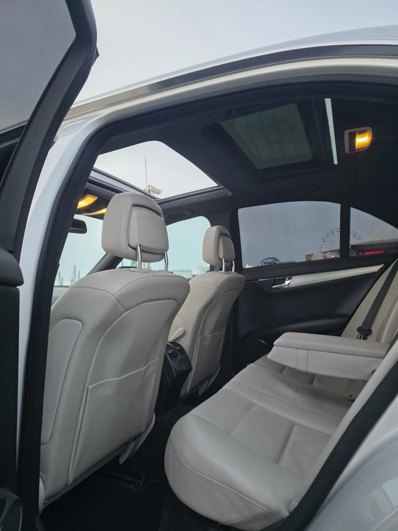 Mercedes-Benz C 320 AMG Pack * Pano * KeyLess* Подгрев * Full* , снимка 11 - Автомобили и джипове - 53113173