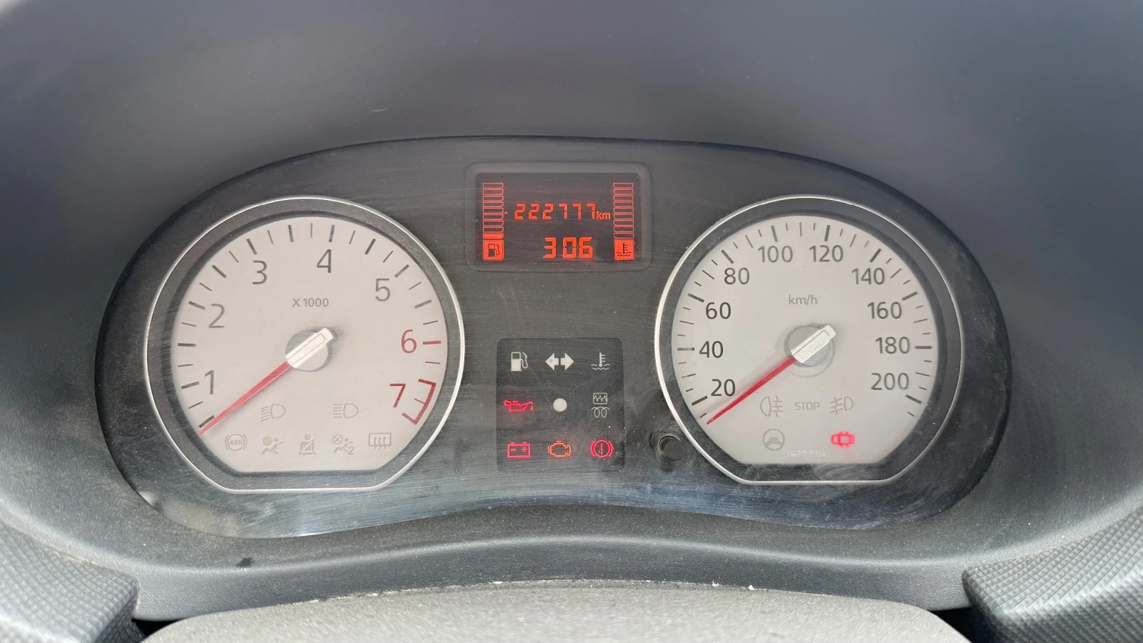 Dacia Sandero * SWISS* LAUREATE* CLIMA* 1.6* , снимка 5 - Автомобили и джипове - 54595026