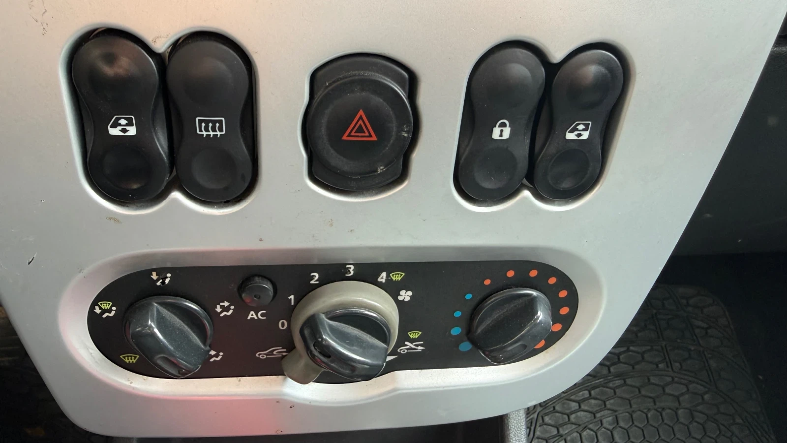 Dacia Sandero * SWISS* LAUREATE* CLIMA* 1.6* , снимка 6 - Автомобили и джипове - 54595026