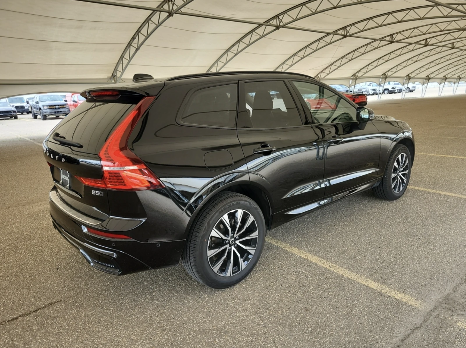 Volvo XC60 2025 Volvo XC60 B5 PLUS DARK THEME, снимка 4 - Автомобили и джипове - 55883784