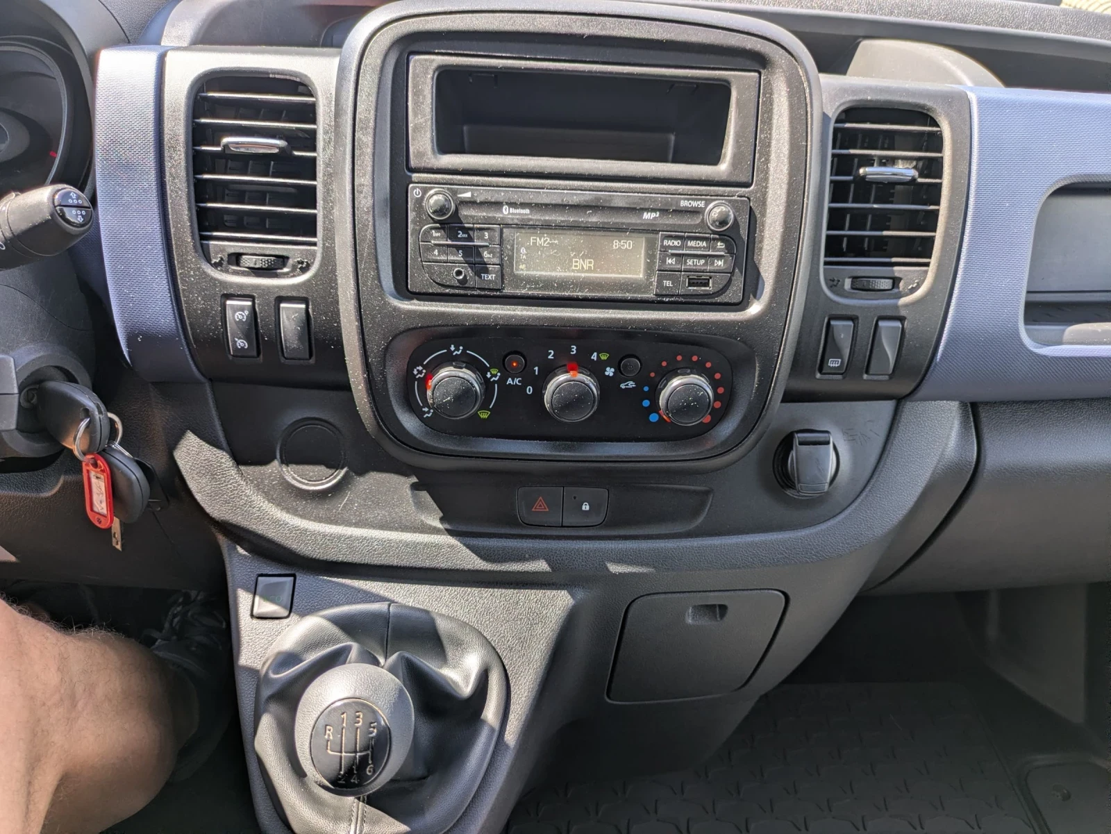 Opel Vivaro 6места Euro6 126000, снимка 12 - Бусове и автобуси - 55239961