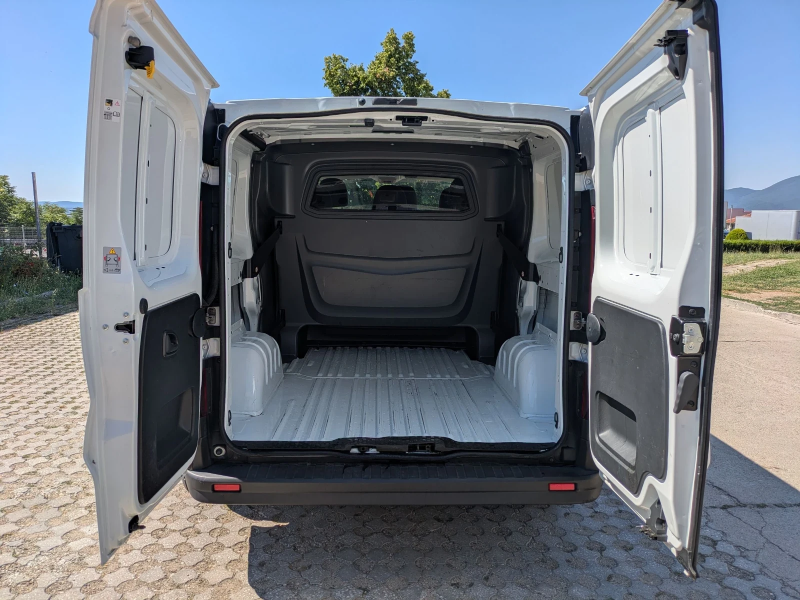 Opel Vivaro 6места Euro6 126000, снимка 6 - Бусове и автобуси - 55239961