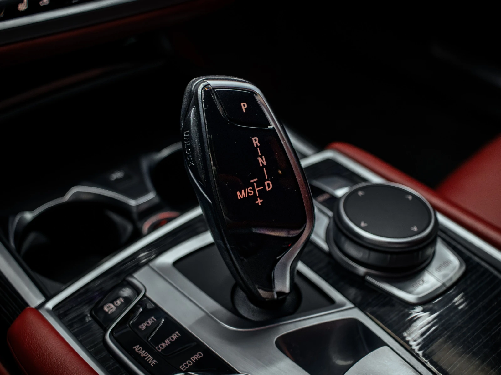 BMW 740 i* Carbon Core* ПЪЛЕН M ПАКЕТ* МАСАЖИ* ОБДУХВАНЕ* , снимка 13 - Автомобили и джипове - 53043401