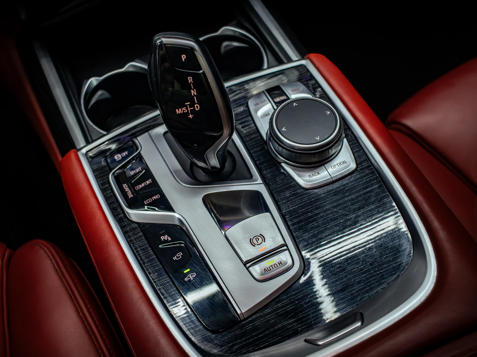 BMW 740 i* Carbon Core* ПЪЛЕН M ПАКЕТ* МАСАЖИ* ОБДУХВАНЕ* , снимка 11 - Автомобили и джипове - 53043401