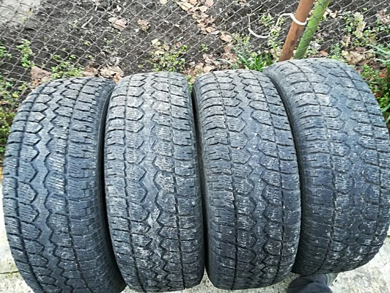 Гуми Зимни 245/70R16, снимка 2 - Гуми и джанти - 23636773