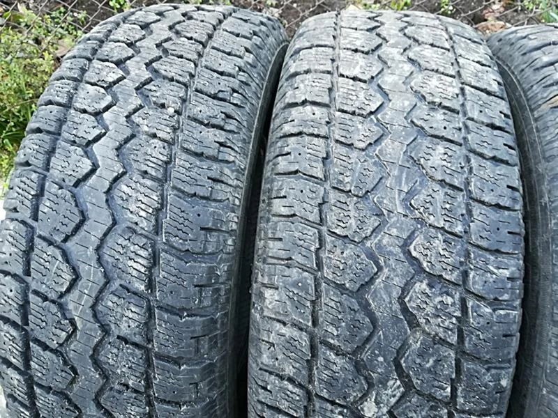 Гуми Зимни 245/70R16, снимка 3 - Гуми и джанти - 23636773