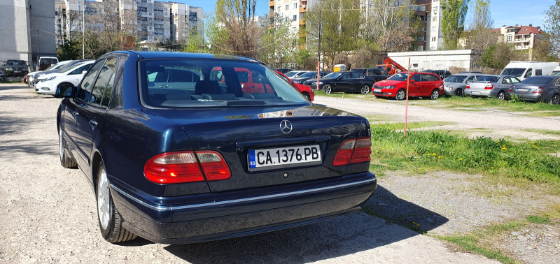 Mercedes-Benz E 200, снимка 3 - Автомобили и джипове - 45805803