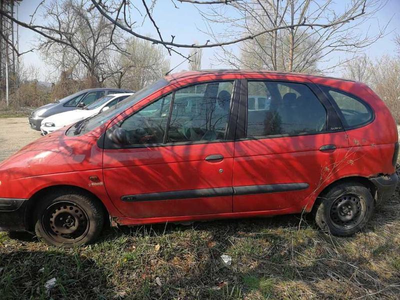 Renault Scenic 2.0i, снимка 13 - Автомобили и джипове - 44772965