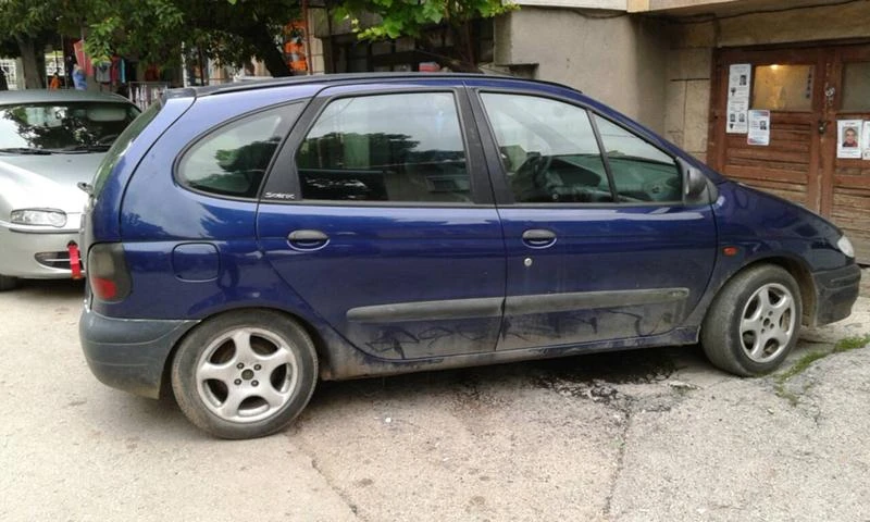 Renault Scenic 2.0i, снимка 9 - Автомобили и джипове - 49609299