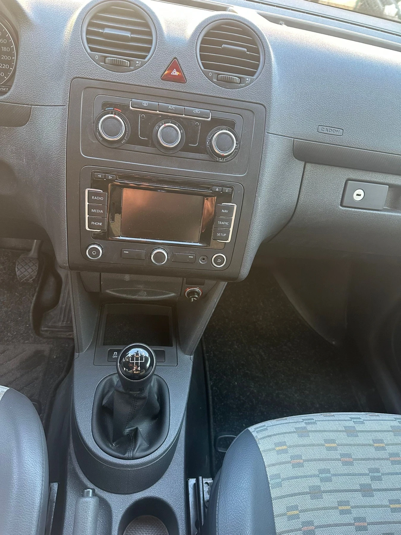 VW Caddy 1.6 TDI Maxi, снимка 9 - Автомобили и джипове - 53712607