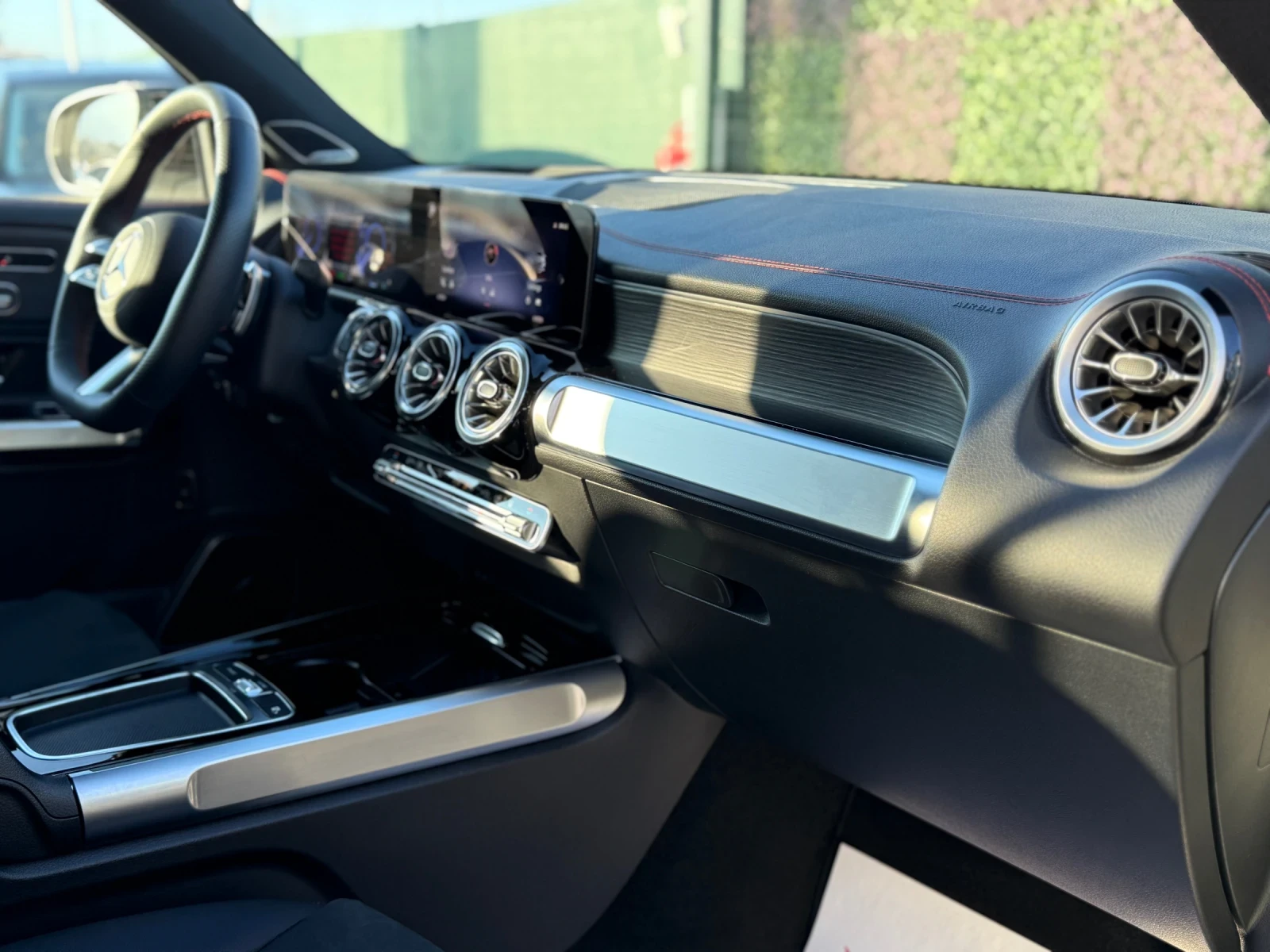 Mercedes-Benz EQB 300/4x4/LED/NAVI/PANO/СОБСТВЕН ЛИЗИНГ, снимка 11 - Автомобили и джипове - 53767837