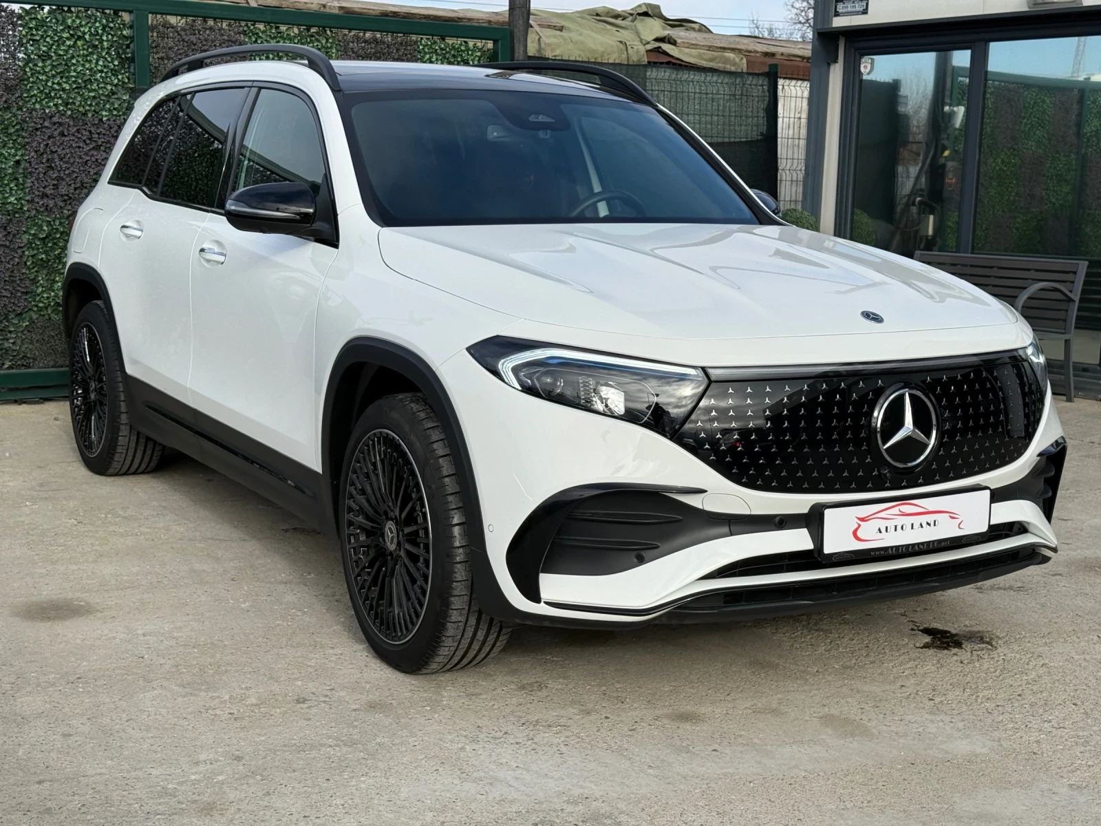 Mercedes-Benz EQB 300/4x4/LED/NAVI/PANO/СОБСТВЕН ЛИЗИНГ - изображение 2