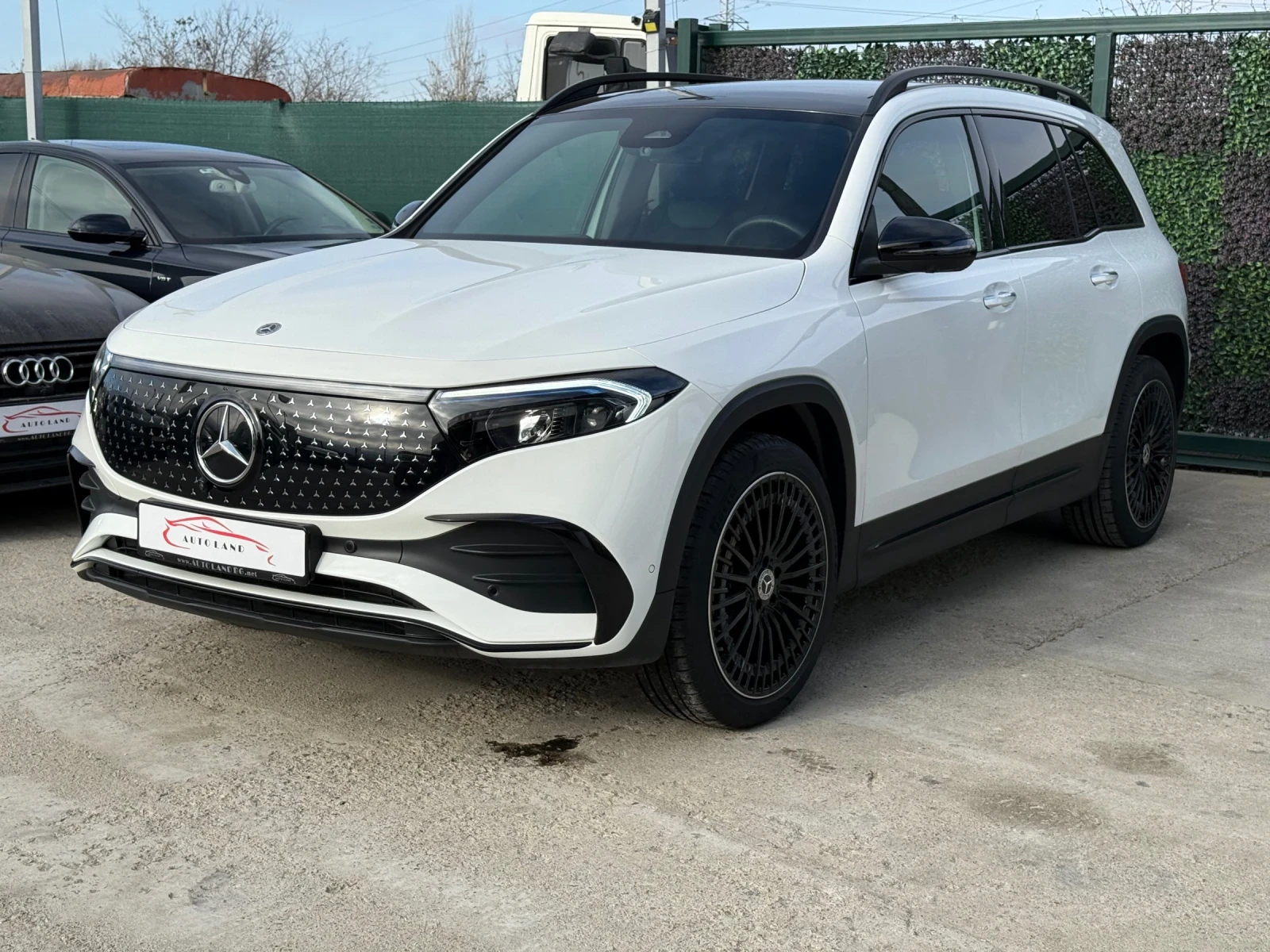 Mercedes-Benz EQB 300/4x4/LED/NAVI/PANO/СОБСТВЕН ЛИЗИНГ - изображение 3