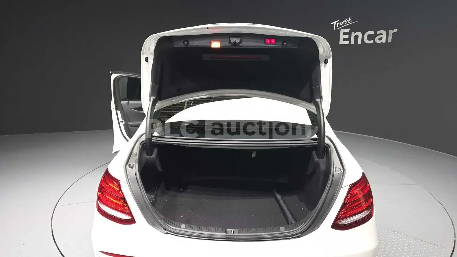 Mercedes-Benz E 220 d* DISTRONIC* ПОДГРЕВИ* ПАНОРАМА* АВТОКРЕДИТ , снимка 3 - Автомобили и джипове - 54553350