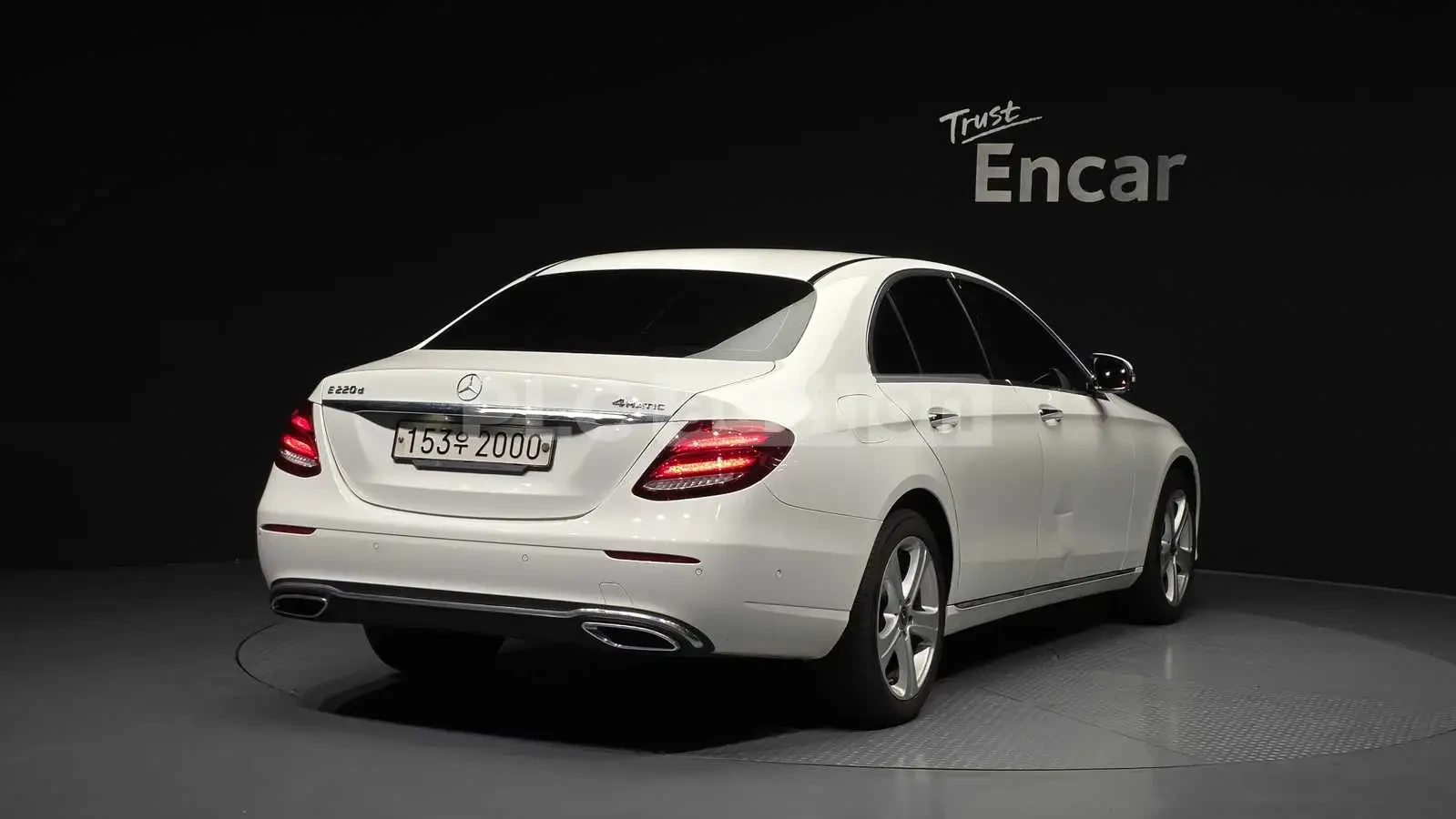 Mercedes-Benz E 220 d* DISTRONIC* ПОДГРЕВИ* ПАНОРАМА* АВТОКРЕДИТ , снимка 2 - Автомобили и джипове - 54553350