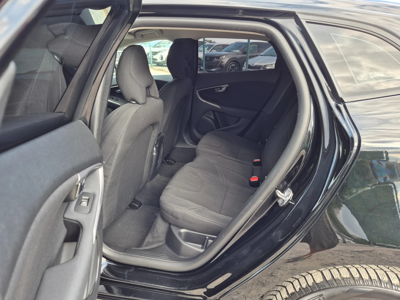 Volvo V40 D2 2.0d, снимка 12 - Автомобили и джипове - 55656101